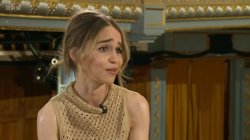 Emilia Clarke rejeita críticas ao Green Screen: grandes atores também usam