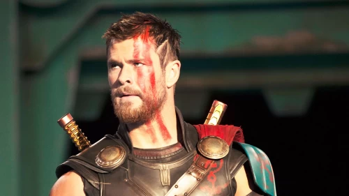 Filho de Chris Hemsworth preferia ser super-herói da DC a Thor