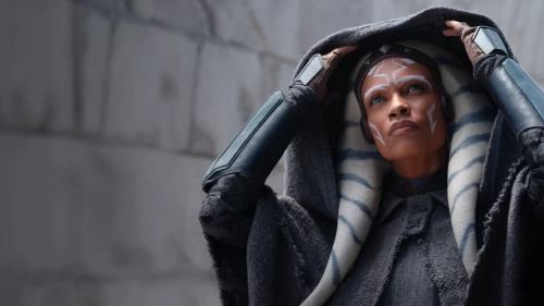 Trailer de Star Wars: Ahsoka mostra Rosario Dawson determinada a acabar com guerra iminente