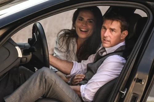 Tom Cruise conduz Fiat 500 alterado em vídeo de "Missão: Impossível 7"