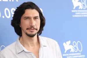 Adam Driver responde "Vai-te f****" após membro perguntar sobre acidentes "forçados" em 'Ferrari'