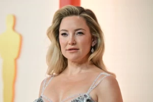 Kate Hudson diz que 'é difícil conseguir atores masculinos que façam' comédias românticas